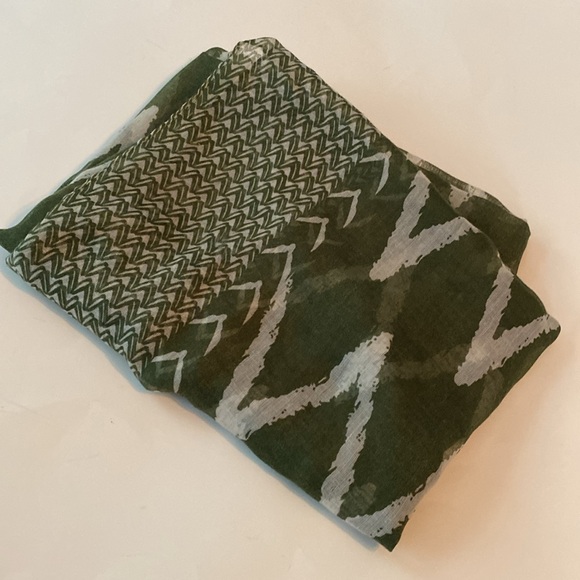 Olive Green Infinity Scarf 31 X 34 Manhattan Scarf Company Lightweight - Picture 6 of 9